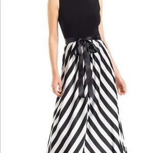 Floor length gown. Black & white. POCKETS Size 14